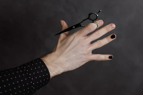 Mężczyzna Ręka Manicure Trzyma Nożyczki Fryzury Szarym Tle Paznokcie Malowane — Zdjęcie stockowe