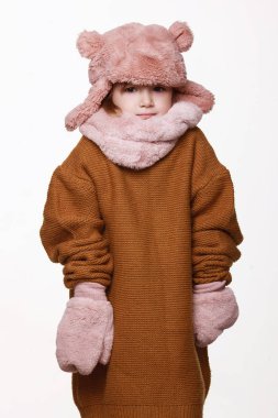 Ceketli hasta kız, kep, eldiven, hastalık, grip, kış, sonbahar. Dokunulmazlık. Stüdyoda beyaz bir arkaplanda.