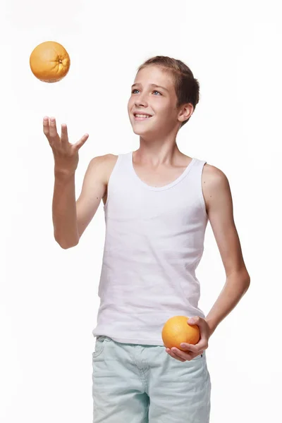 Jovem Camisa Branca Atira Uma Laranja Outro Segura Mão Num — Fotografia de Stock