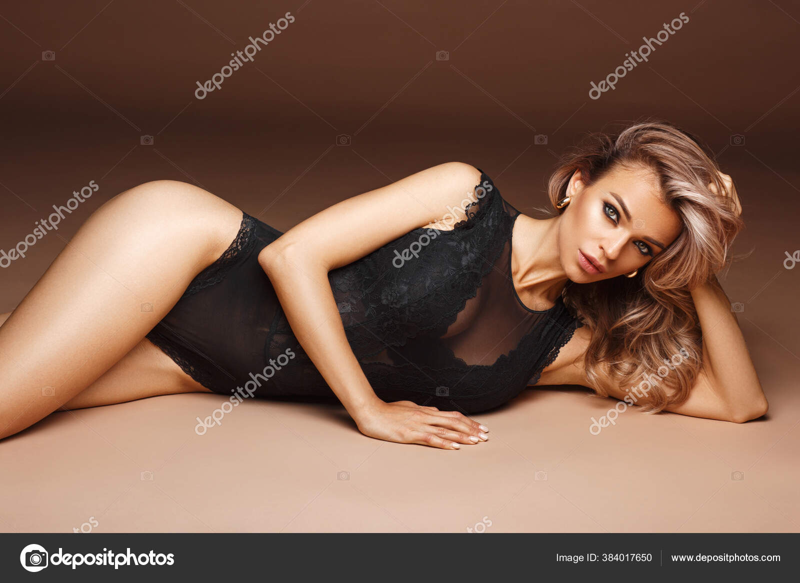 Smuk kvinde i undertøj i et fotostudie — Stock-foto © gffrederik