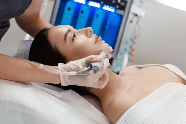 Professional female cosmetologist doing hydrafacial procedure in Cosmetology clinic. — Stock Photo, Image