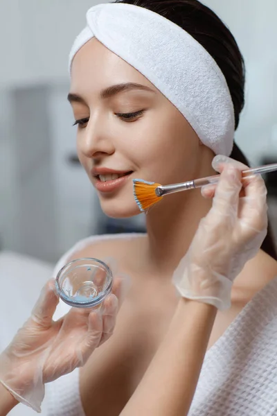 Gezicht peeling masker, spa schoonheidsbehandeling, huidverzorging. — Stockfoto