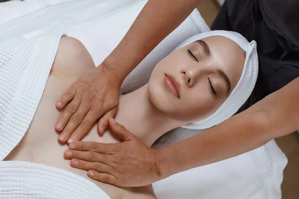 Красива молода жінка розслабляється з масажем рук — стокове фото