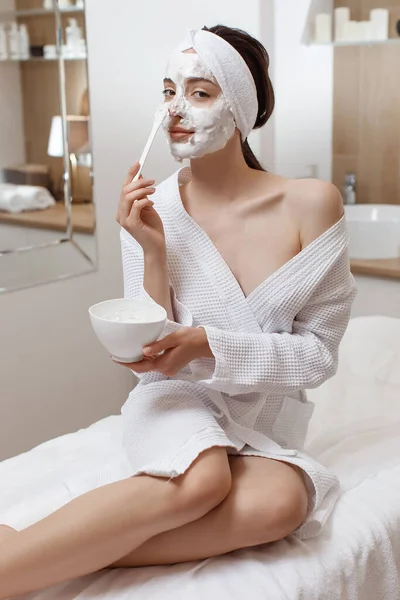 Facial Mask. Perempuan Memakai Topeng Kosmetik — Stok Foto