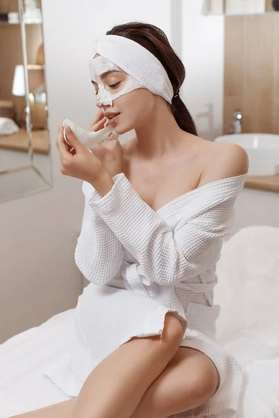Gesichtsmaske. Frau trägt kosmetische Alginat-Maske auf — Stockfoto