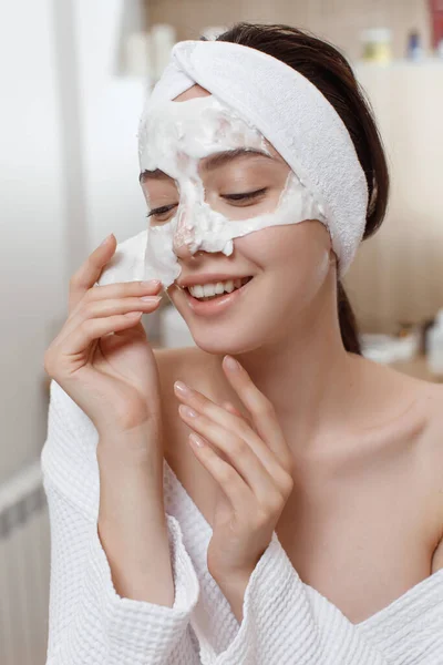Facial Mask. Perempuan Memakai Topeng Kosmetik — Stok Foto