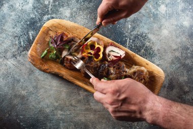 Domuz pastırmalı hindi ızgara mantarla kızartılır..