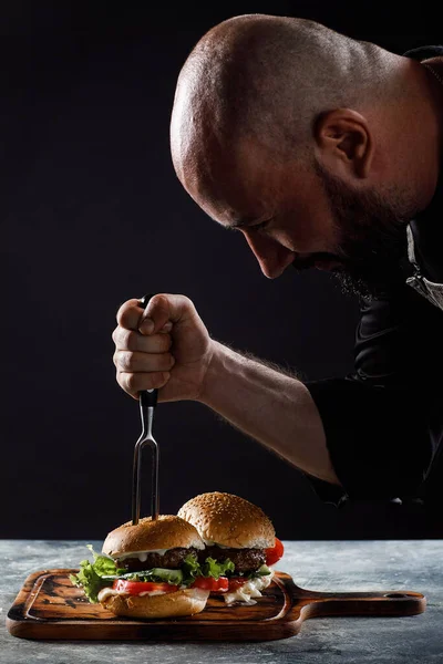 요리사가 식당에서 햄버거를 만든다. 로열티 프리 스톡 사진