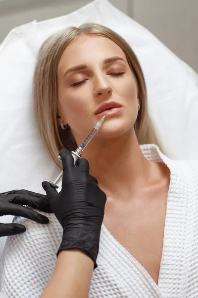 Ampliar os lábios, correção labial. Retrato mulher branca durante uma operação de preenchimento de rugas faciais. — Fotografia de Stock