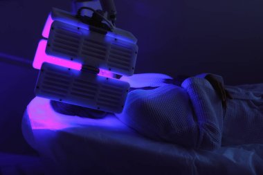 Doktor kas içi botulinum toksini enjekte ediyor.