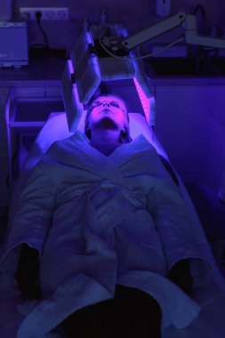 Doktor kas içi botulinum toksini enjekte ediyor.