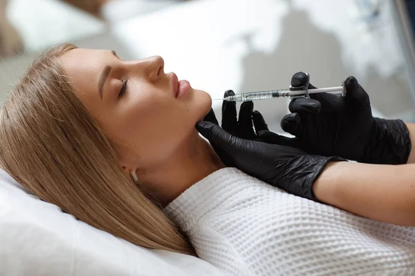 生物活性化の手順.女性の顔に注射する美容師 — ストック写真