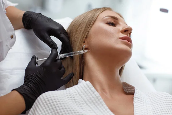 生物活性化の手順.女性の顔に注射する美容師 — ストック写真