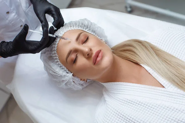 Mulher recebendo injeção cosmética de botox na bochecha, close-up. — Fotografia de Stock