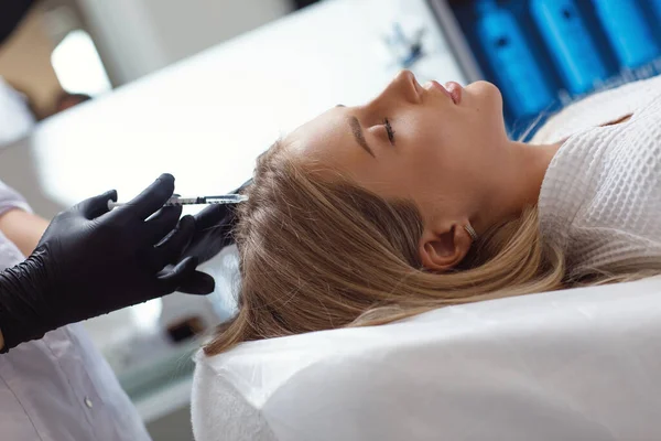 医師美容師は女性の頭の中でメソセラピー注射を作る — ストック写真
