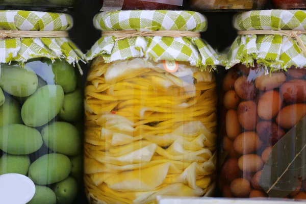 Şili biberi, soğan, zeytin kavanozu, İtalyan turşusu kavanozu ve sebze turşusu.