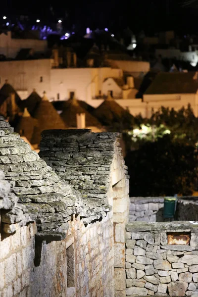 Alberobello şehri; Trulli UNESCO dünya mirası kasabası eşsiz taş duvarları, koni çatıları, gün batımında beyazlatılmış evler,