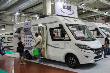 Parma, İtalya - 17 Eylül 2016: otomatik kamp kamyonlarının (Salone del Camper yıllık sergide bakarak insanlar)