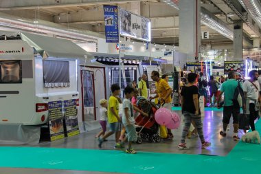 Parma, İtalya - 17 Eylül 2016: otomatik kamp kamyonlarının (Salone del Camper yıllık sergide bakarak insanlar)