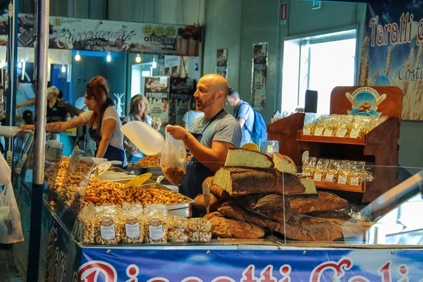 意大利帕尔马 2016年9月17日 在年度野营面包车展览 Sone Del Camper 中食品区的人们 — 图库照片