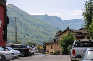 Fanano, İtalya - 31 Temmuz 2016: Park arabalar sokakta, Emilia Romagna bölgesindeki eyaleti nde küçük şehir