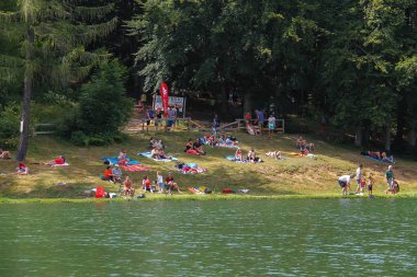 Monte Cimone, İtalya - 31 Temmuz 2016: turist mear Ninfa Gölü Monte Cimone dağ yamacında dinlenme