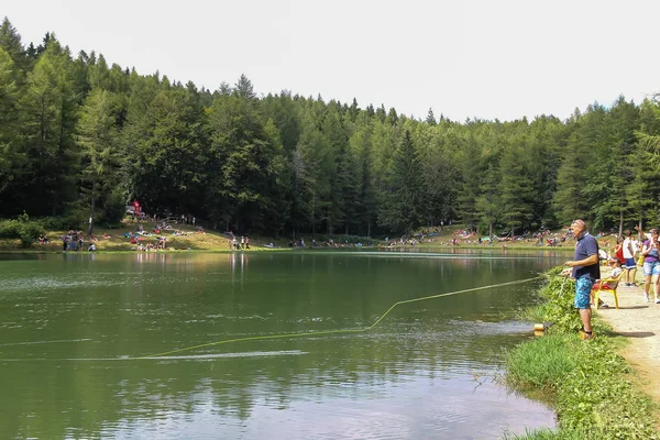 Monte Cimone Italie Juillet 2016 Touristes Repos Lac Ninfa Sur — Photo