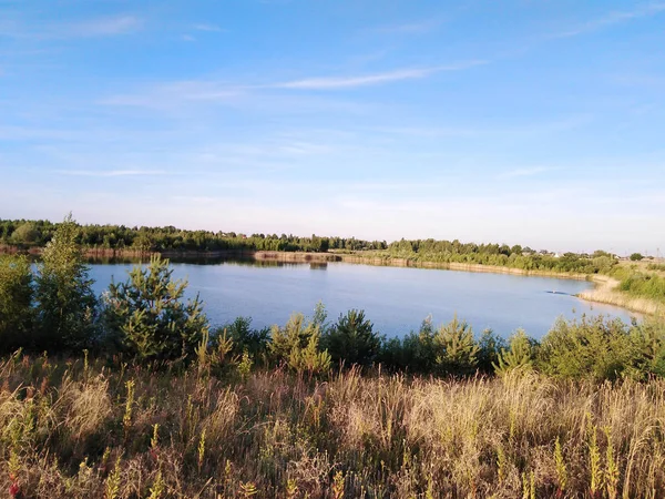 Sommerliche Natur Mit Einem See Wald Und Feld — Stockfoto