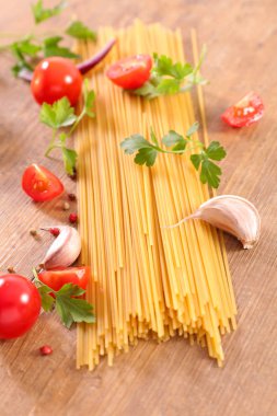 pişmemiş makarna ve domates sarımsak ile yakın çekim fotoğraf