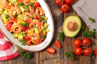 yakın çekim fotoğraf karides ve sebze salatası