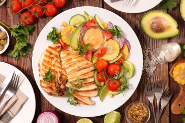 tavuk göğsü fileto ve plaka üzerinde sebze yakın çekim fotoğraf