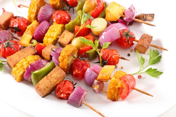 Foto Cerca Verduras Asadas Hierbas Sobre Fondo Blanco — Foto de Stock