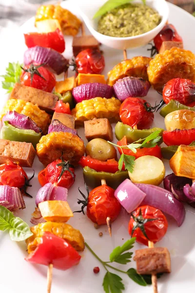 Foto Cerca Verduras Asadas Hierbas Sobre Fondo Blanco — Foto de Stock