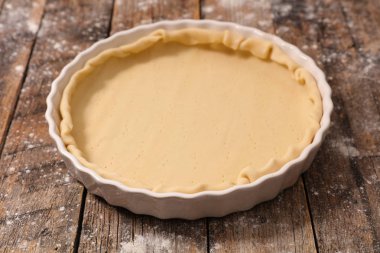 Ev yapımı çiğ hamur beyaz kase kek için yakın çekim fotoğraf