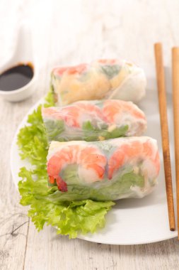 Taze Bahar Roll tabakta yemek çubukları ile yakın çekim fotoğraf