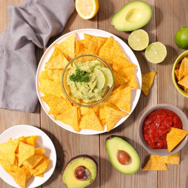 Nacho çiplerle guacamole ve salsa