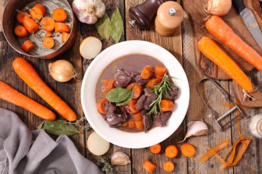 sığır eti güveç ve havuç plaka üzerinde