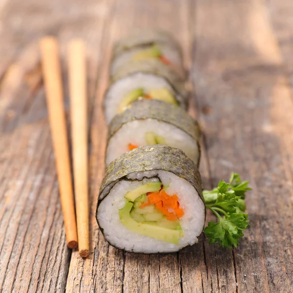 美味的寿司和筷子 — 图库照片