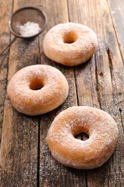 dohnuts ahşap arka plan üzerinde görünümü kapatın