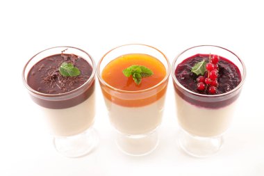 panna cotta meyve veya çikolata ile