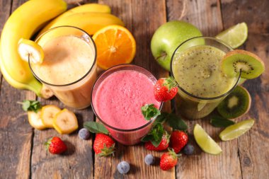 taze meyve smoothies ahşap tablo