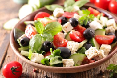 Tabakta karışık sebze salatası