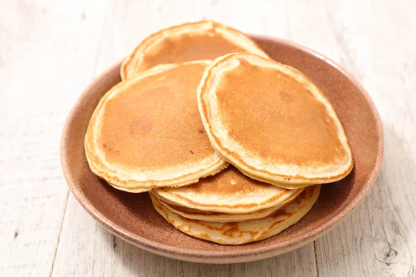 Frische Pfannkuchen Auf Teller Isoliert Auf Weißem Hintergrund — Stockfoto