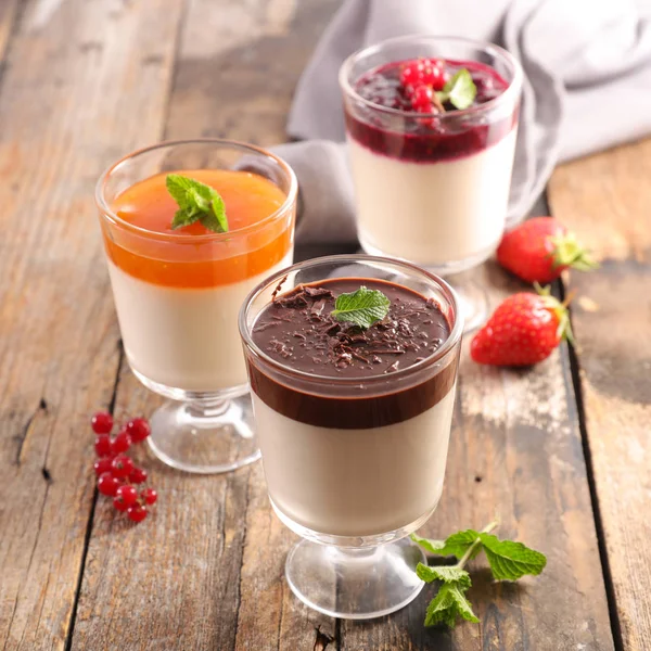 Pannacotta Med Frukt Eller Choklad — Stockfoto