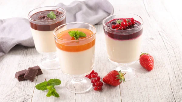 Pannacotta Med Frukt Eller Choklad — Stockfoto