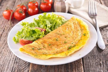 Omlet ve salata plaka üzerinde