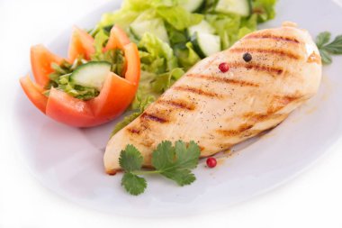 tavuk göğsü ve salata plaka üzerinde