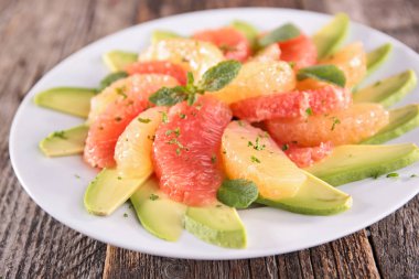 greyfurt ve avokado dilimleri