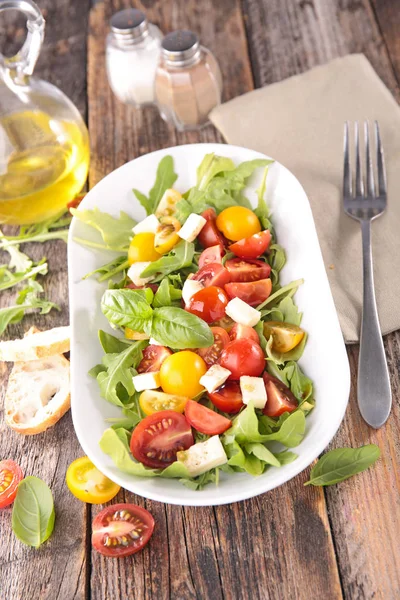 plaka üzerinde taze domates salatası