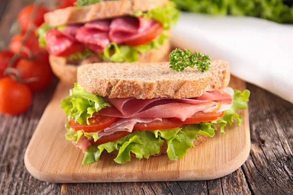 Broodjes Met Ham Houten Bord — Stockfoto